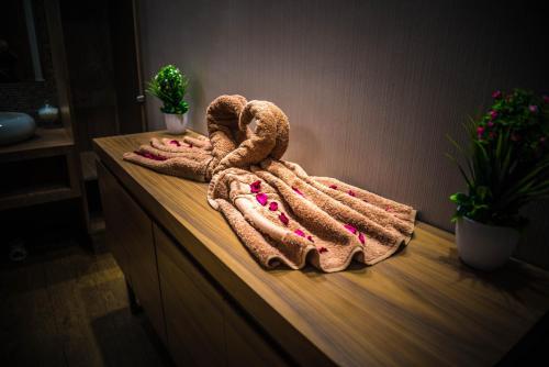 a group of towels sitting on top of a counter at Novotel Yanbu Albahr in Yanbu