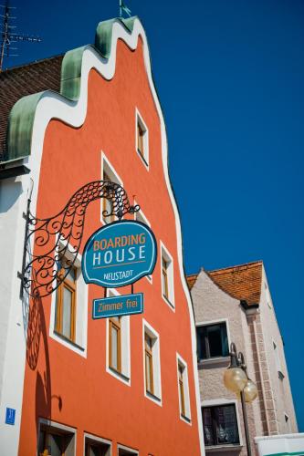a building with a sign on the side of it at greenpartment Boardinghouse Neustadt in Neustadt an der Donau