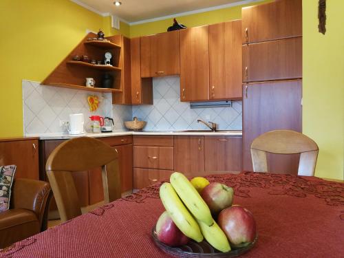 eine Schale Obst auf einem Tisch in der Küche in der Unterkunft Apartament Barbara in Szczyrk