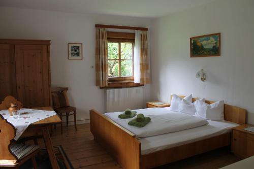 ウッテンドルフにあるFerienhaus Ludlのベッドルーム1室(ベッド1台、テーブル、窓付)