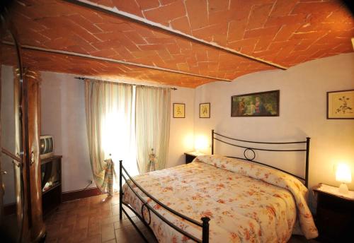 a bedroom with a large bed in a room at Residence Le Gagli arde in Arezzo