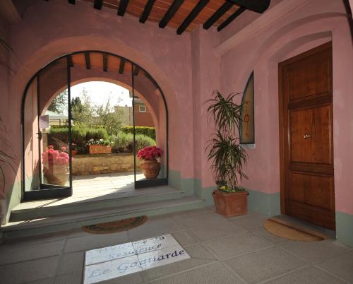 a house with an archway and a door and a plant at Residence Le Gagli arde in Arezzo