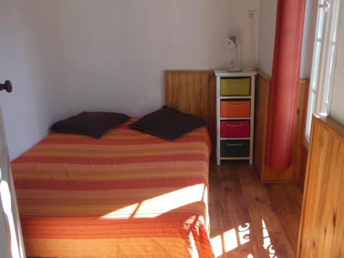 オー・ボンヌにあるBeau Soleilのベッドルーム1室(赤いカーテン付きのベッド1台付)
