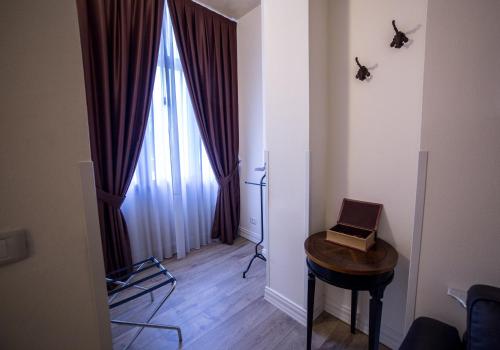 a small room with a table and a window at Hotel Patavium in Padova
