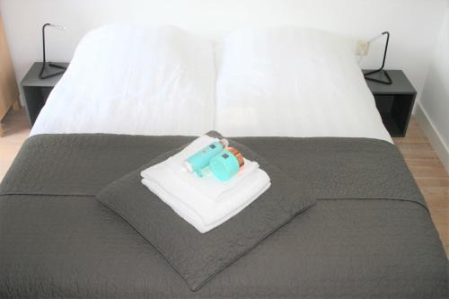 un letto con un cuscino e un giocattolo sopra di De Kardinaal a Den Bosch