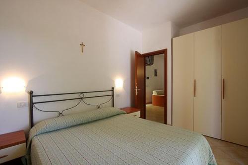 ヴィエステにあるResidence Villa Candidaのベッドルーム1室(ベッド1台付)、廊下へのドアが備わります。