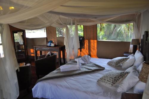 Shametu River Lodge tesisinde bir odada yatak veya yataklar