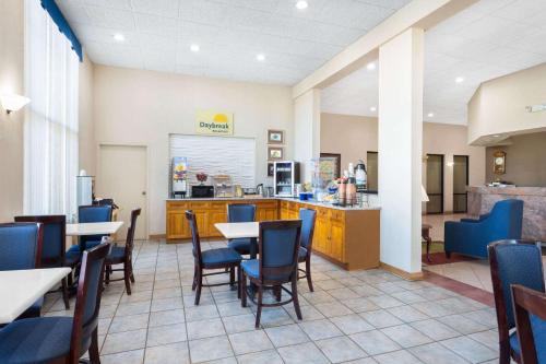 un ristorante con tavoli e sedie e una cucina di Days Inn by Wyndham Mocksville a Mocksville