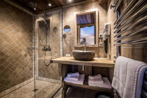 W łazience znajduje się umywalka i prysznic. w obiekcie CHALET L'ETAGNE w Courchevel