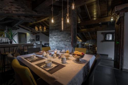 een eettafel met kaarsen en een fruitschaal bij CHALET L'ETAGNE in Courchevel