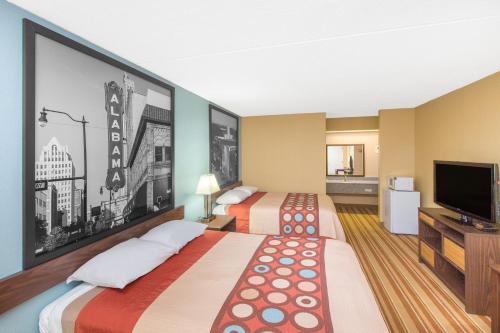 Een bed of bedden in een kamer bij Super 8 by Wyndham Dothan
