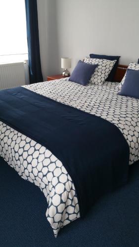 リエージュにあるInContriのベッドルーム1室(青と白のシーツが備わるベッド2台付)