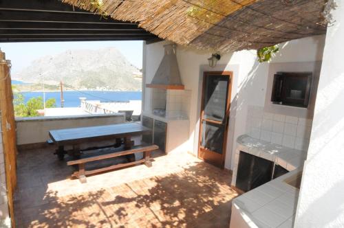 Habitación con mesa y vistas al océano en George, en Myrties