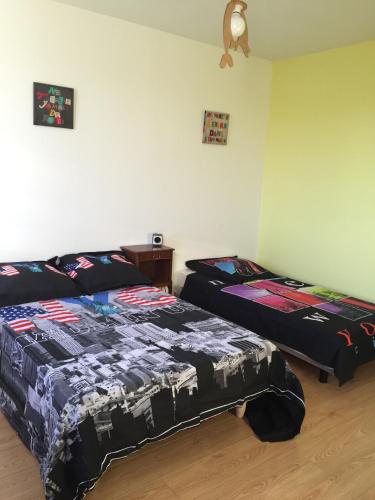 une chambre avec deux lits dans une pièce dans l'établissement Mas Tarquin, à Aigues-Mortes