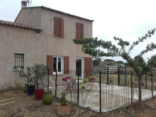 une maison avec une clôture devant dans l'établissement Mas Tarquin, à Aigues-Mortes