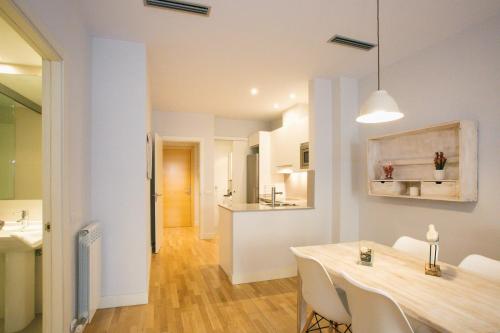 a kitchen and dining room with a table and chairs at Apartaments Santa Clara – Baltack Homes in Girona