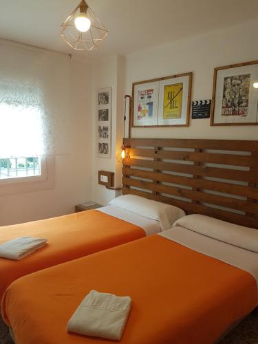 Postel nebo postele na pokoji v ubytování Barri Antic Hostel & Pub