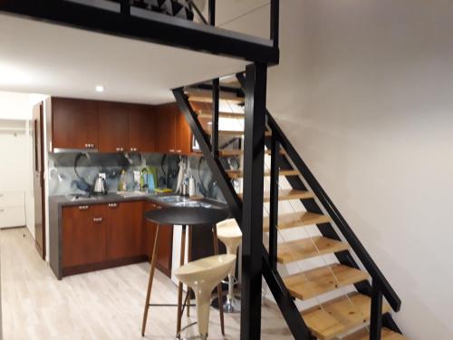 una escalera que conduce a una cocina y un loft en deLux4, en Łódź