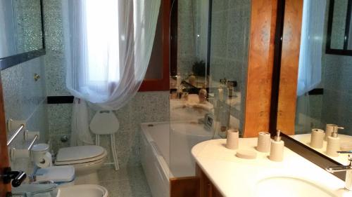 ポルト・エンペードクレにあるIl Gelsominoのバスルーム(トイレ、洗面台、バスタブ付)