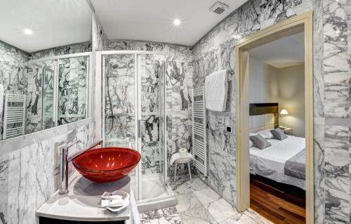 W łazience znajduje się czerwona umywalka i prysznic. w obiekcie Hotel Vittoria w mieście Faenza