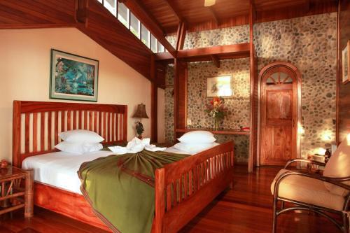 Aguila de Osa Rainforest Lodgeにあるベッド