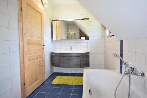 Ett badrum på Ferienhaus Dirnbacher Hütte