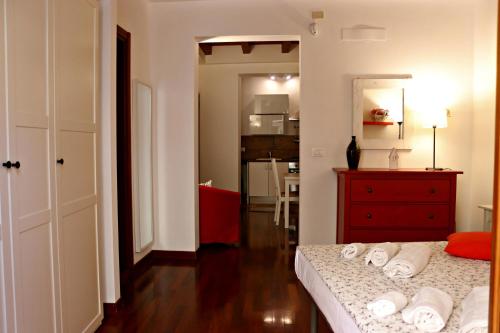 パレルモにあるLa Casetta di Claraのベッドルーム1室(ベッド1台、赤いドレッサー付)