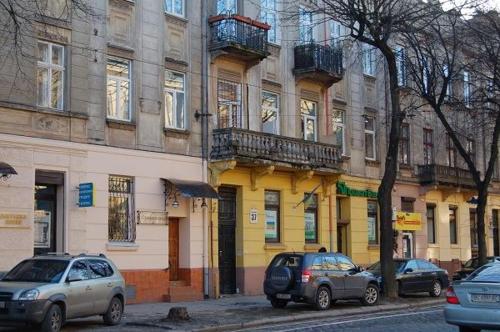 un groupe de voitures garées devant un bâtiment dans l'établissement Apartment on Stepana Bandery 37 Постійне електропостачання, à Lviv