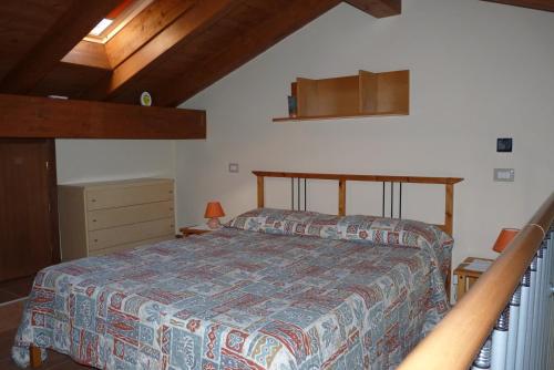 una camera con letto e piumone blu di Nina & Berto a Verbania