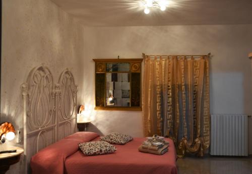 Un pat sau paturi într-o cameră la Alle vecchie mura