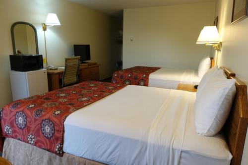 En eller flere senge i et værelse på Armada Inn Motel