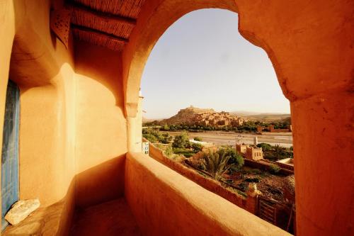 een uitzicht op een woestijn vanuit een raam van een gebouw bij Dar Mouna La Source in Aït Ben Haddou