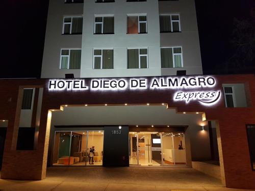 a hotel degovo de albuquerque at night at Hotel Diego de Almagro Calama Express in Calama