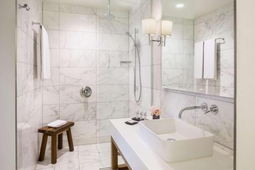 y baño blanco con lavabo y ducha. en Andaz Napa - a concept by Hyatt en Napa