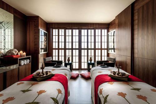 ein Hotelzimmer mit 2 Betten und einem Fenster in der Unterkunft Hyatt Ahmedabad in Ahmedabad