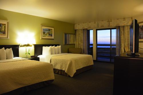 Afbeelding uit fotogalerij van SureStay Plus Hotel by Best Western Gold Beach in Gold Beach