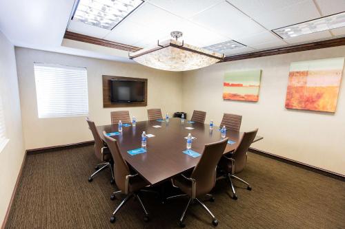 una sala de conferencias con una mesa grande y sillas en Hyatt House San Ramon, en San Ramon
