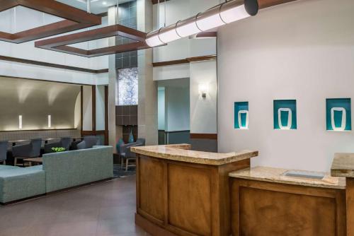 a lobby with a bar and a waiting room at Hyatt Place Atlanta Duluth Johns Creek in Johns Creek