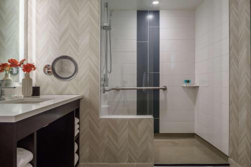 Hyatt Regency Aurora-Denver Conference Centerにあるバスルーム