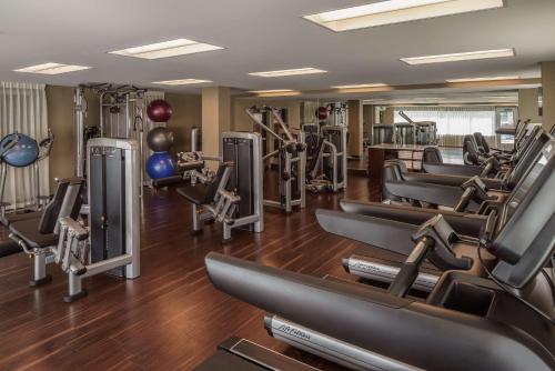 Hyatt Regency Aurora-Denver Conference Centerにあるフィットネスセンターまたはフィットネス設備