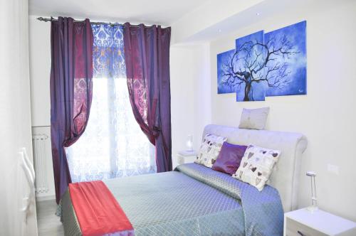 1 dormitorio con cama y ventana en SuiteIRIS B&B en Cassino