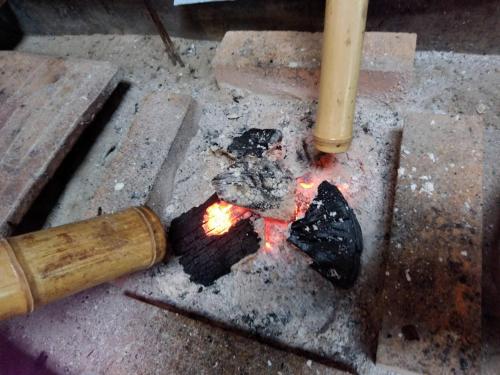 un pedazo de fuego en el suelo junto a un martillo en Experiencing Traditional Life Style Inn Kajiya Iya Romantei, en Miyoshi