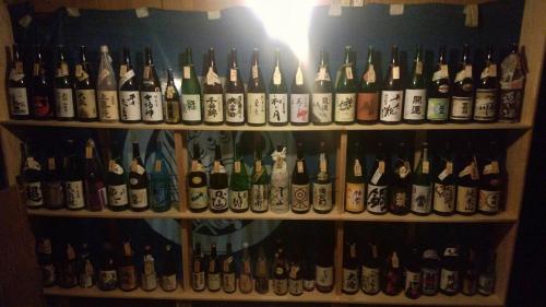 三好市にある昔暮らし体験宿 カジヤ祖谷浪漫亭の棚にワインを一本並べています。