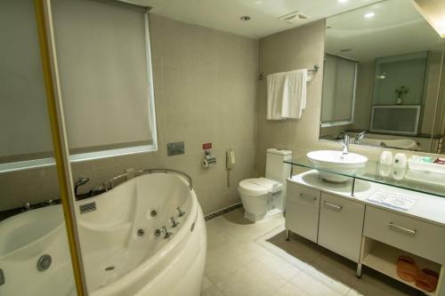 Ένα μπάνιο στο Katherine Plaza Hotel