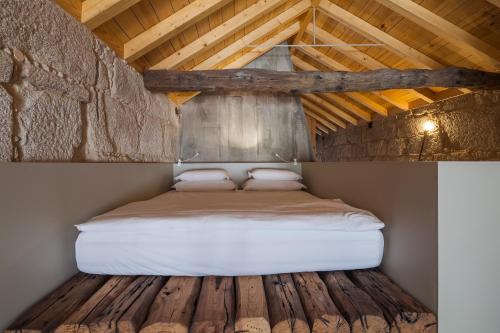 Säng eller sängar i ett rum på Armazém Luxury Housing- Architectural & Design Hotel