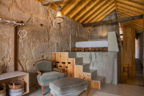 Habitación con escalera, silla y cama en Armazém Luxury Housing- Architectural & Design Hotel, en Oporto