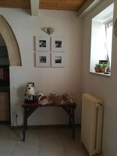 a table in the corner of a kitchen at La Casa Dei Nonni in Matera