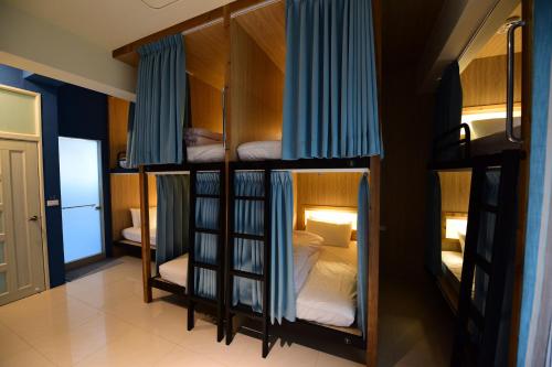 Tempat tidur susun dalam kamar di K2 Hostel