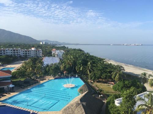 Una vista aérea de un complejo turístico con piscina y playa. en Costa Azul Suite 606, en Santa Marta