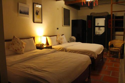 Tempat tidur dalam kamar di No. 85 Shuitou B&B